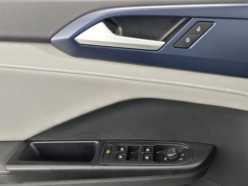 Used 2024 Volkswagen Taos SE image 28