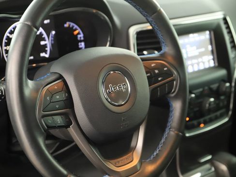 Used 2019 Jeep Grand Cherokee Laredo AWD/4WD image 16