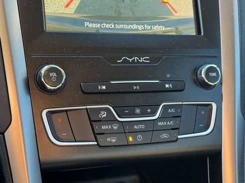 Used 2020 Ford Fusion SE image 28