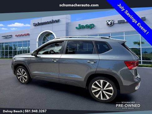 Used 2023 Volkswagen Taos SE w/ Panoramic Sunroof Package FWD image 5