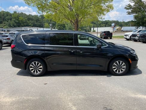 Used 2023 Chrysler Pacifica Touring-L FWD image 9