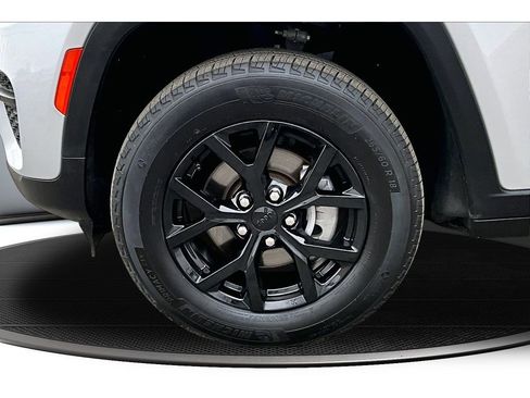 Used 2024 Jeep Grand Cherokee Altitude image 10