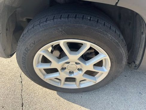 Used 2019 Jeep Renegade Latitude FWD image 11