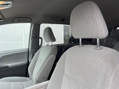 Used 2017 Toyota Sienna LE image 2