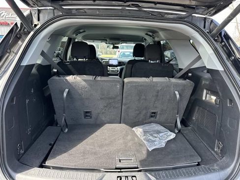 Used 2023 Ford Explorer XLT AWD/4WD image 18