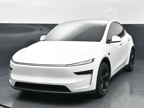 Used 2026 Tesla Model Y AWD image 1