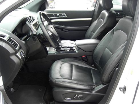 Used 2017 Ford Explorer XLT w/ Equipment Group 202A FWD image 18