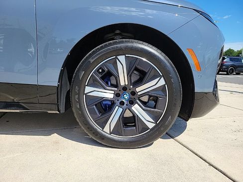 Used 2023 BMW iX xDrive50 w/ Sport Package AWD/4WD image 9