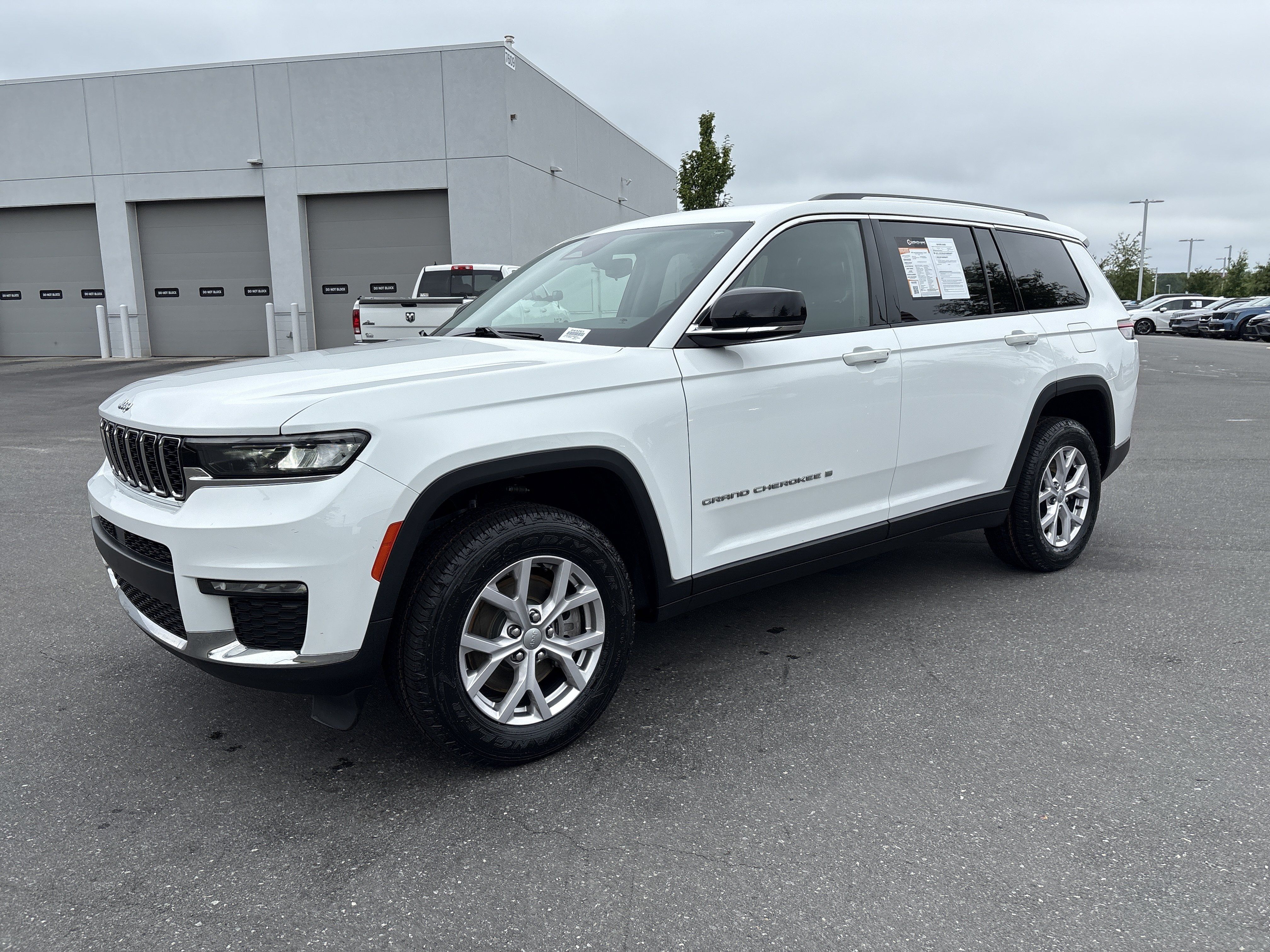 Used 2022 Jeep Grand Cherokee L Limited AWD/4WD image 5