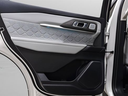 Used 2025 Ford Explorer Platinum w/ LUX Leather Package image 32