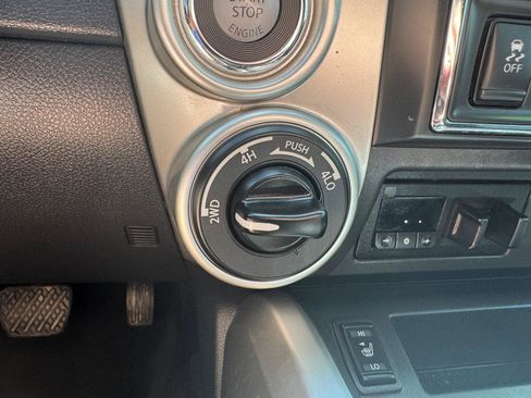Used 2019 Nissan Titan SV w/ SV Convenience Package AWD/4WD image 16
