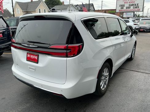 Used 2023 Chrysler Pacifica Touring FWD image 4
