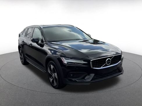 Used 2025 Volvo V60 B5 Cross Country Plus image 3