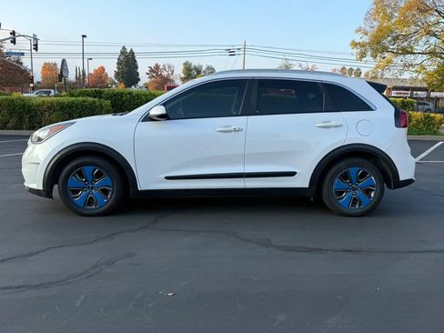 Used 2017 Kia Niro LX image 8
