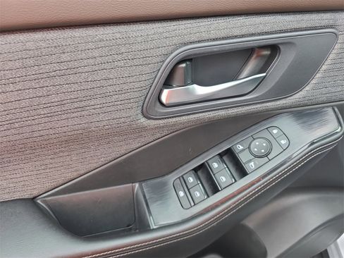 Used 2023 Nissan Rogue SV image 14