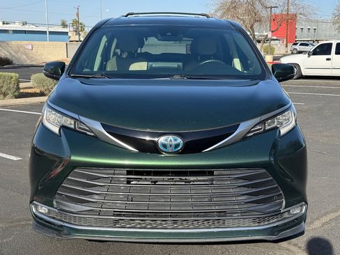 Used 2021 Toyota Sienna Limited image 3