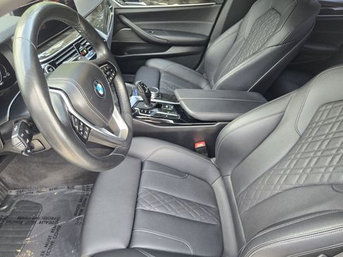 Used 2022 BMW 530i w/ Premium Package image 3