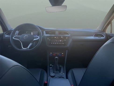 Used 2022 Volkswagen Tiguan SE image 31