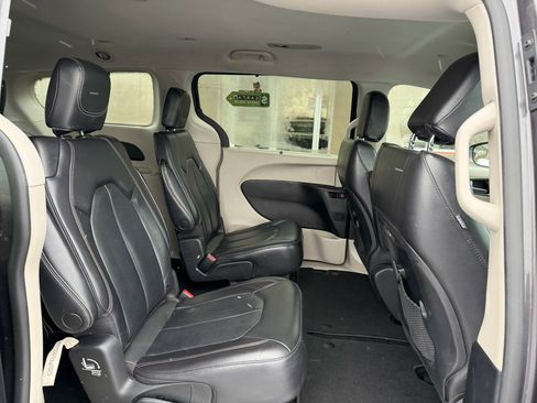 Used 2022 Chrysler Pacifica Touring-L image 19