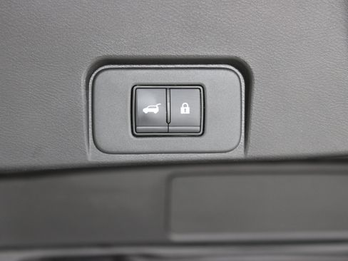 Used 2025 Nissan Rogue SV FWD image 31