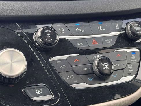 Used 2024 Chrysler Pacifica Touring-L image 22