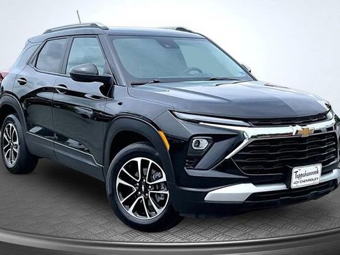 Used 2025 Chevrolet TrailBlazer LT AWD/4WD image 3