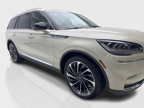 Used 2022 Lincoln Aviator Reserve w/ Equipment Group 201A image 12
