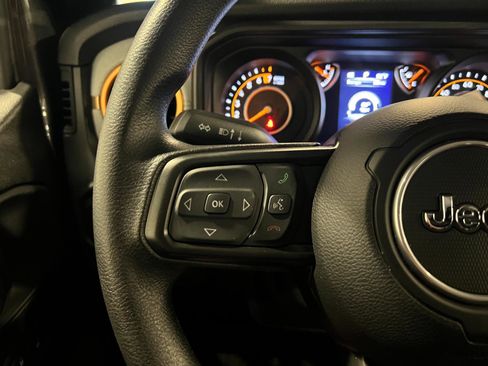 Used 2025 Jeep Gladiator Sport image 13