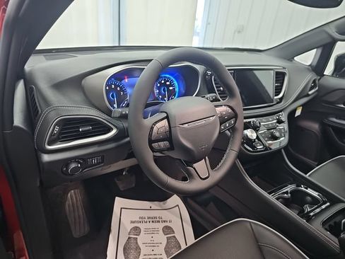New 2027 Chrysler Pacifica Limited w/ Family Tech Group AWD/4WD image 40