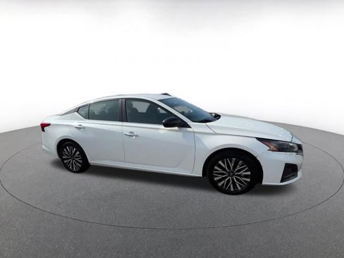 Used 2024 Nissan Altima 2.5 SV image 2