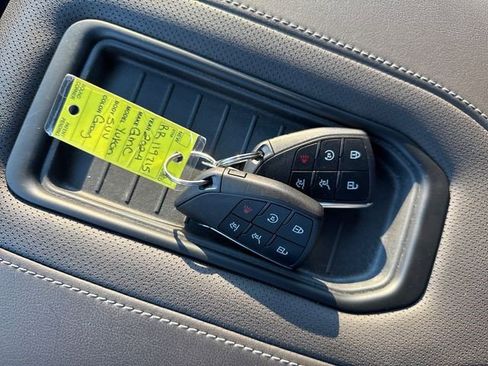 Certified 2024 GMC Yukon SLT w/ SLT Luxury Package image 22