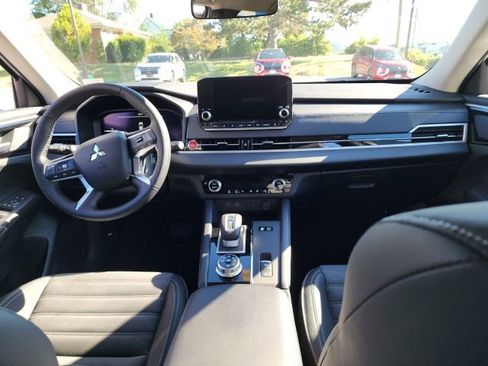 Used 2023 Mitsubishi Outlander SE image 15