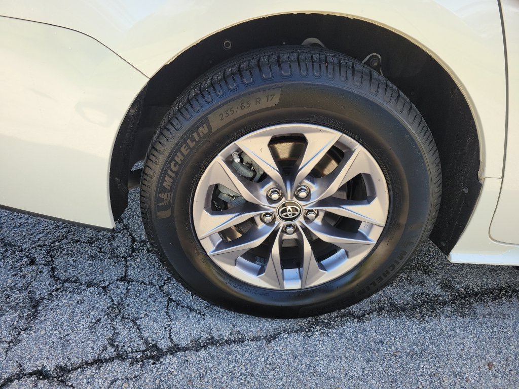 Certified 2021 Toyota Sienna XLE w/ XLE Plus Package FWD image 31