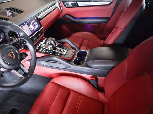 Certified 2023 Porsche Cayenne Platinum Edition image 17