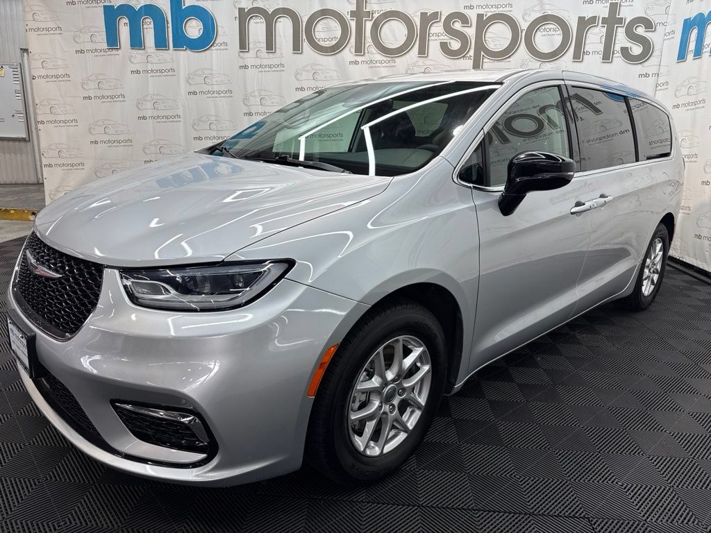 Used 2024 Chrysler Pacifica Touring-L FWD image 1