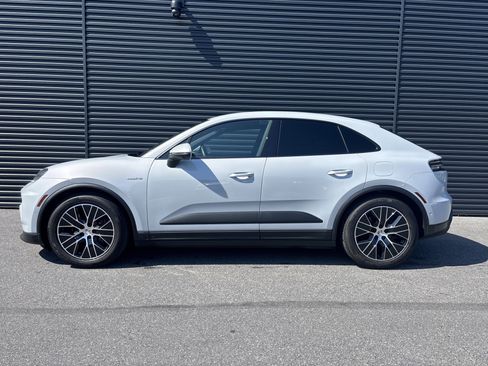 Certified 2025 Porsche Macan Electric image 2