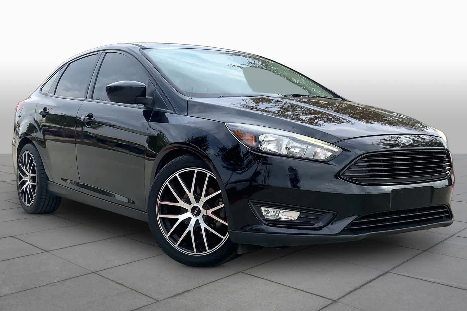 Used 2018 Ford Focus SE w/ SE Appearance Package FWD image 3