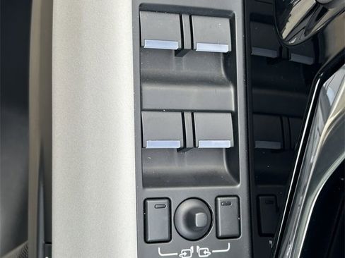 Used 2024 Land Rover Range Rover Evoque Dynamic SE image 25