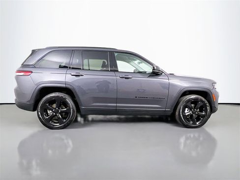 Used 2023 Jeep Grand Cherokee Limited w/ Luxury Tech Group II image 8