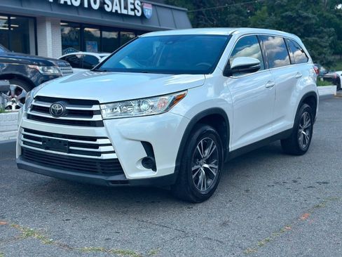 Used 2019 Toyota Highlander LE FWD image 1