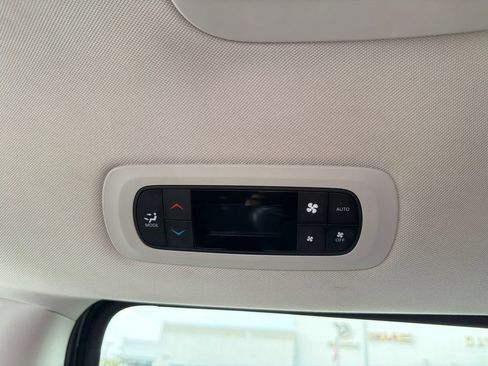 Used 2023 Chrysler Pacifica Touring-L FWD image 18