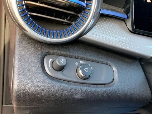 Used 2025 Chevrolet Trax LT image 33