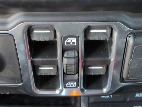 Used 2022 Jeep Wrangler Unlimited Sahara AWD/4WD image 25