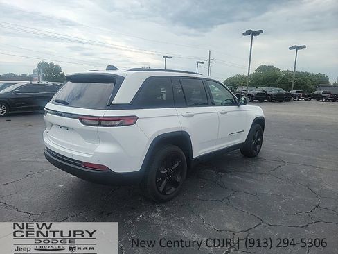 Used 2023 Jeep Grand Cherokee Altitude AWD/4WD image 5