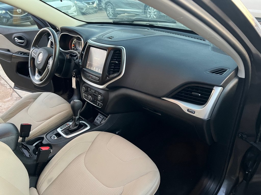 Used 2015 Jeep Cherokee Latitude FWD image 18
