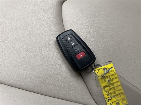 Used 2020 Toyota Highlander XLE image 34