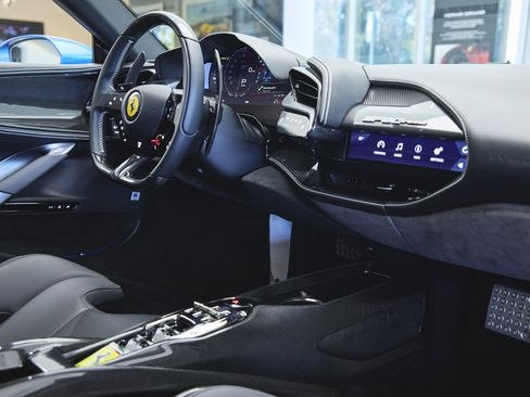 Used 2023 Ferrari SF90 Spider image 43