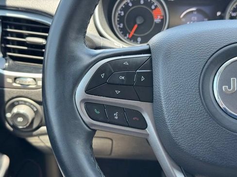 Used 2019 Jeep Cherokee Limited FWD image 11