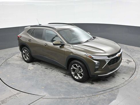 Used 2024 Chevrolet Trax LT w/ Sunroof Package FWD image 18
