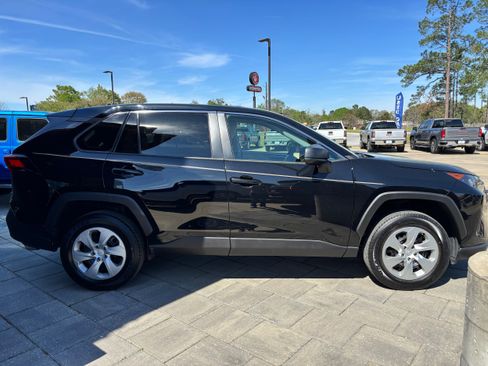 Used 2022 Toyota RAV4 LE image 4